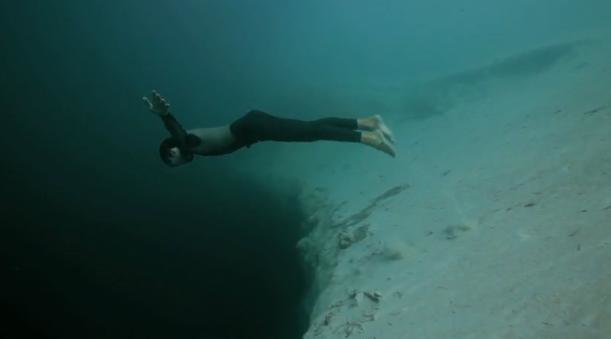 Guillaume-Nery-Base-Jumping-Video-at-Deans-Blue-Hole.jpg.216768181830bccdca6e993e8dd35b9b.jpg