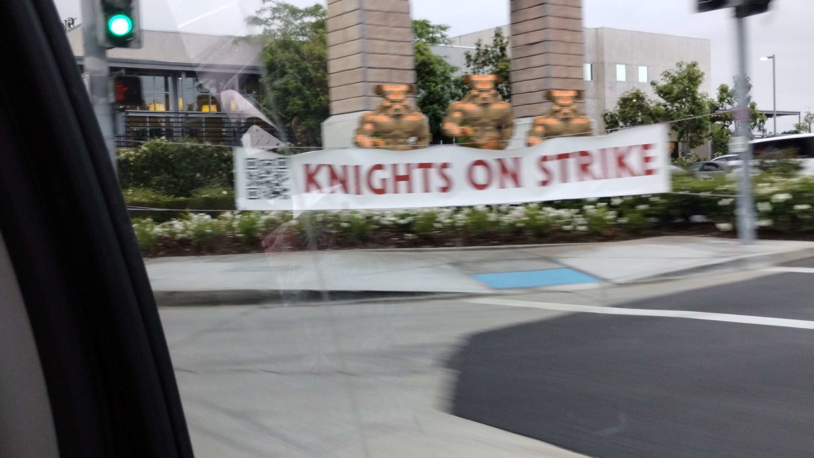 KnightsOnStrike.jpg.f779a9eea231fcb43f776d7cf8c0e050.jpg