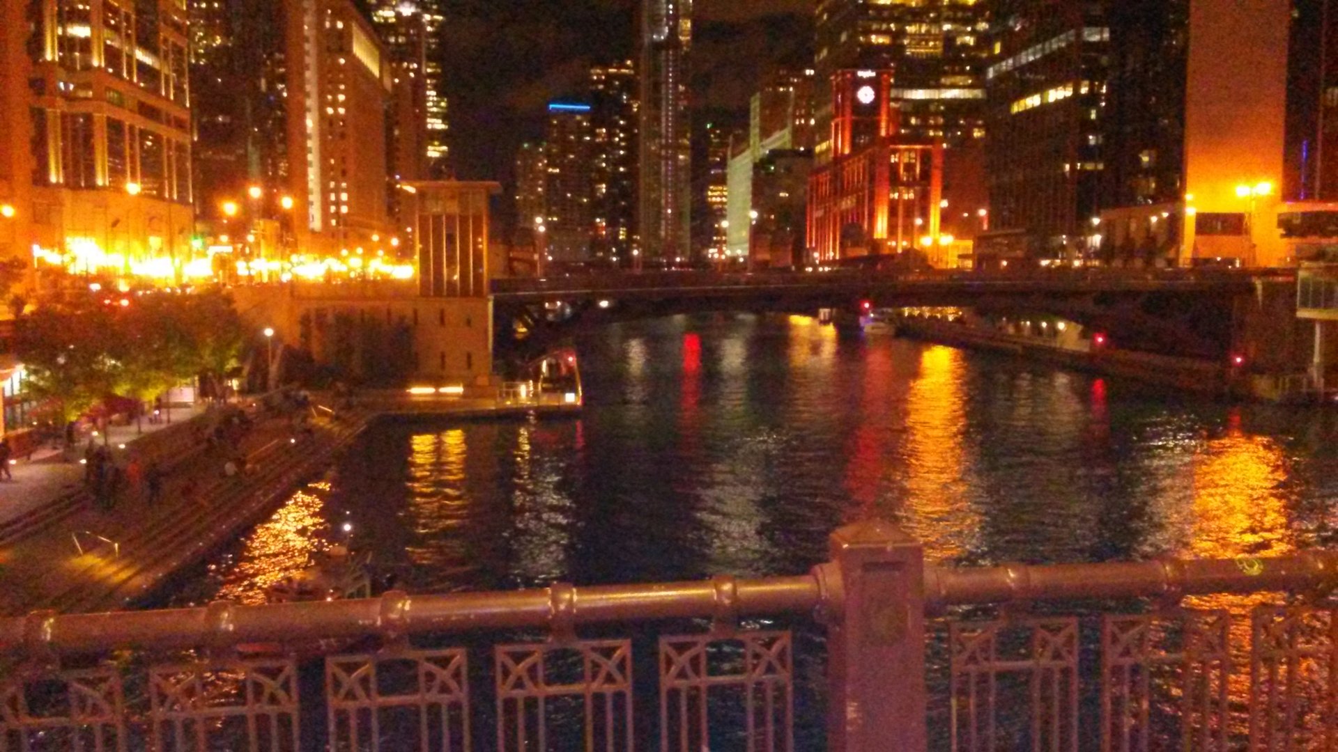 chicagoAtNight.jpg.aa8f05f2e9874c7aa6c8514592f5c3c9.jpg